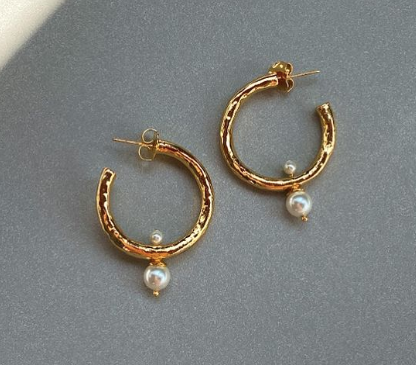 Pearl Hoops I Earrings by Héloïse